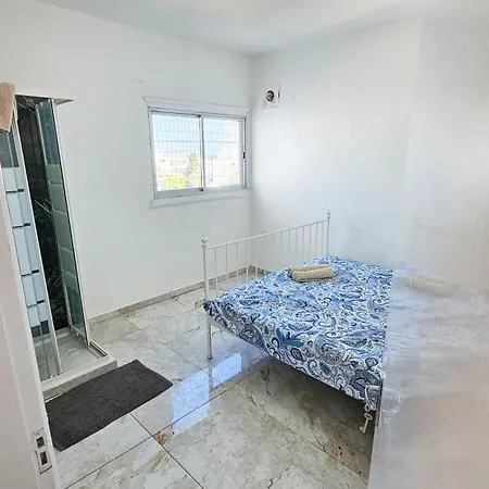 Apartment Rooms, 500m To Marina Larnaca