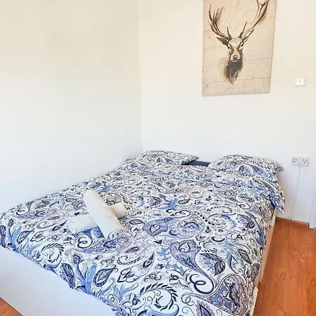 Rooms, 500m To Marina