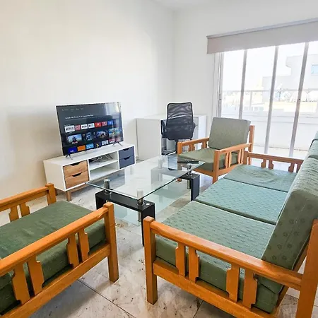 Rooms, 500m To Marina Apartment