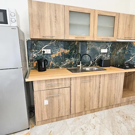 Rooms, 500m To Marina Apartment *